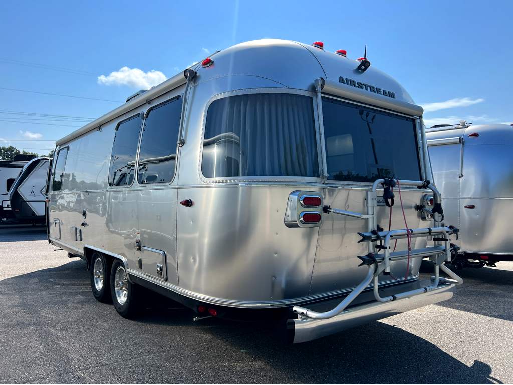 2022 AIRSTREAM GLOBETROTTER 25FBT - Image 3