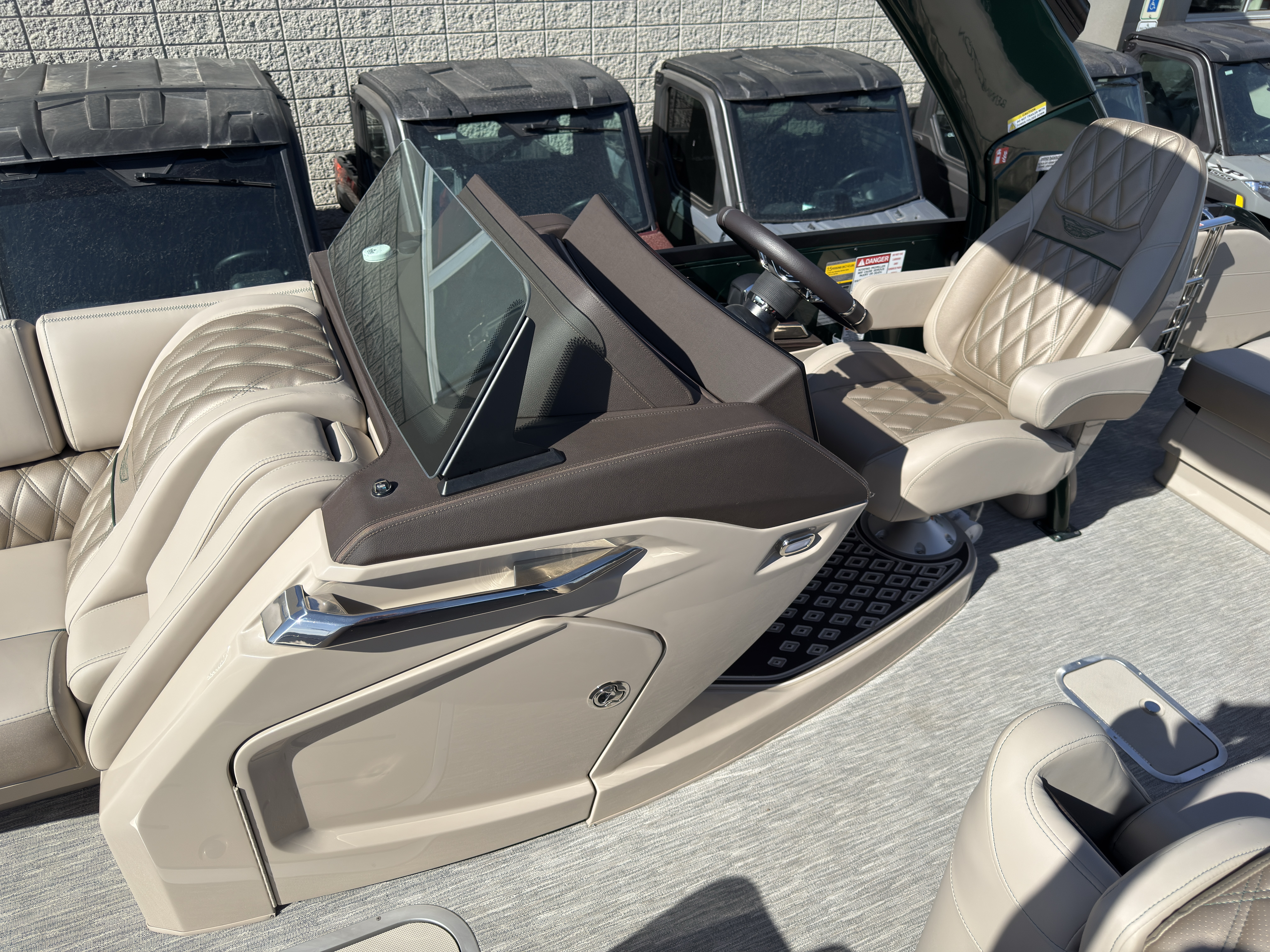 2026 Bennington 25QXSBA 425HP V10 Tritoon Pontoon - Image 15