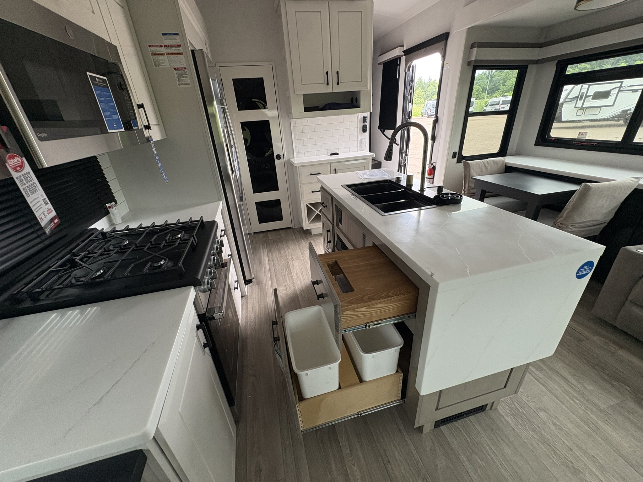 2027 JAYCO PINNACLE 32RLTS - Image 32