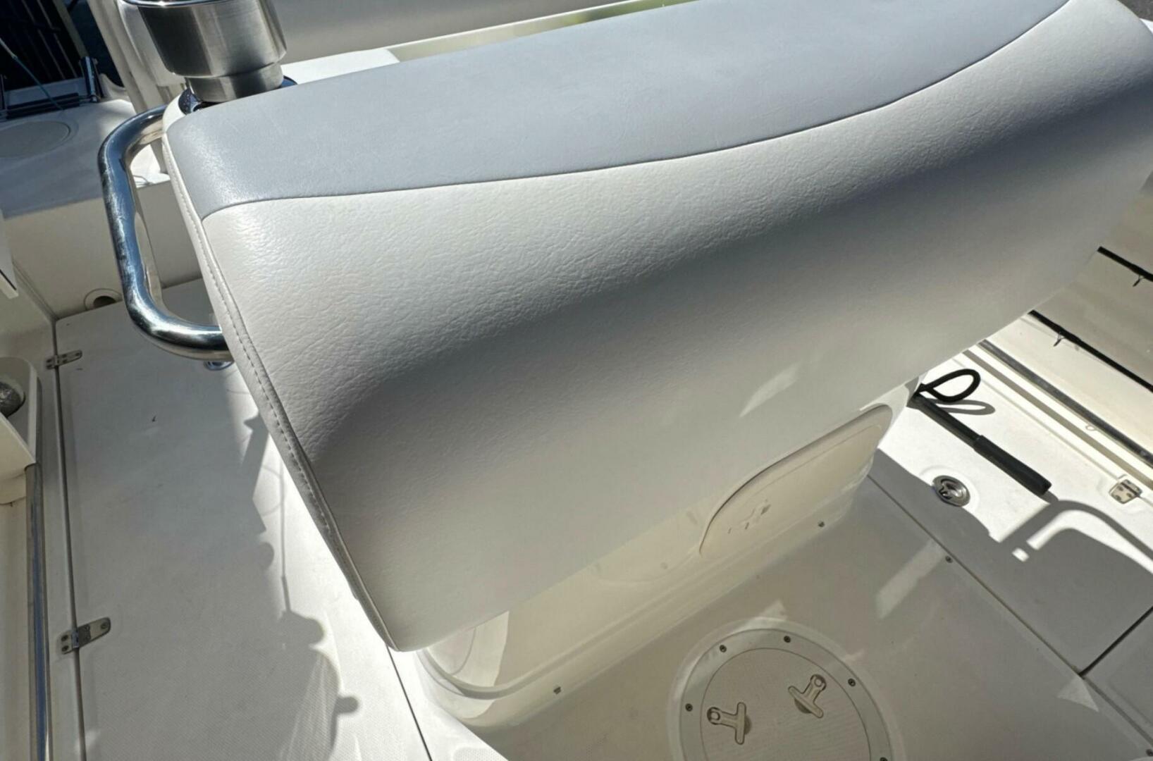 2014 Boston Whaler 220 OUTRAGE Base - Image 20
