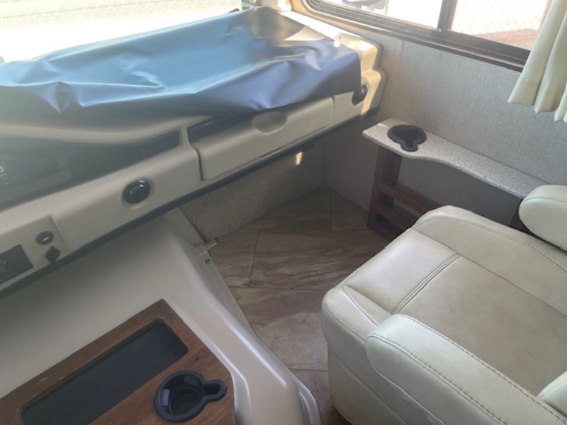 2017 Holiday Rambler Vacationer XE 34S - Image 6