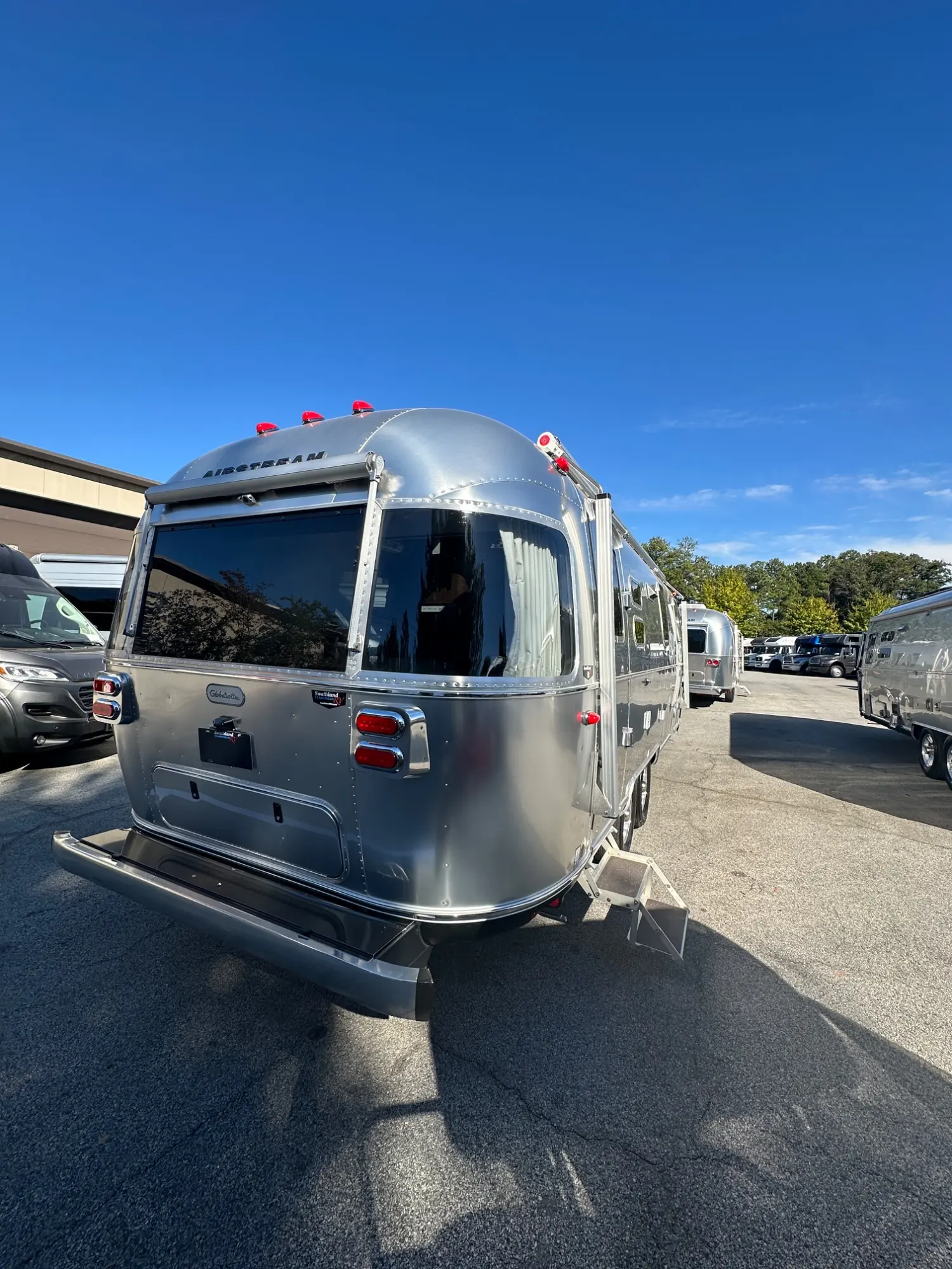 2027 Airstream Globetrotter 25FBT - Image 3