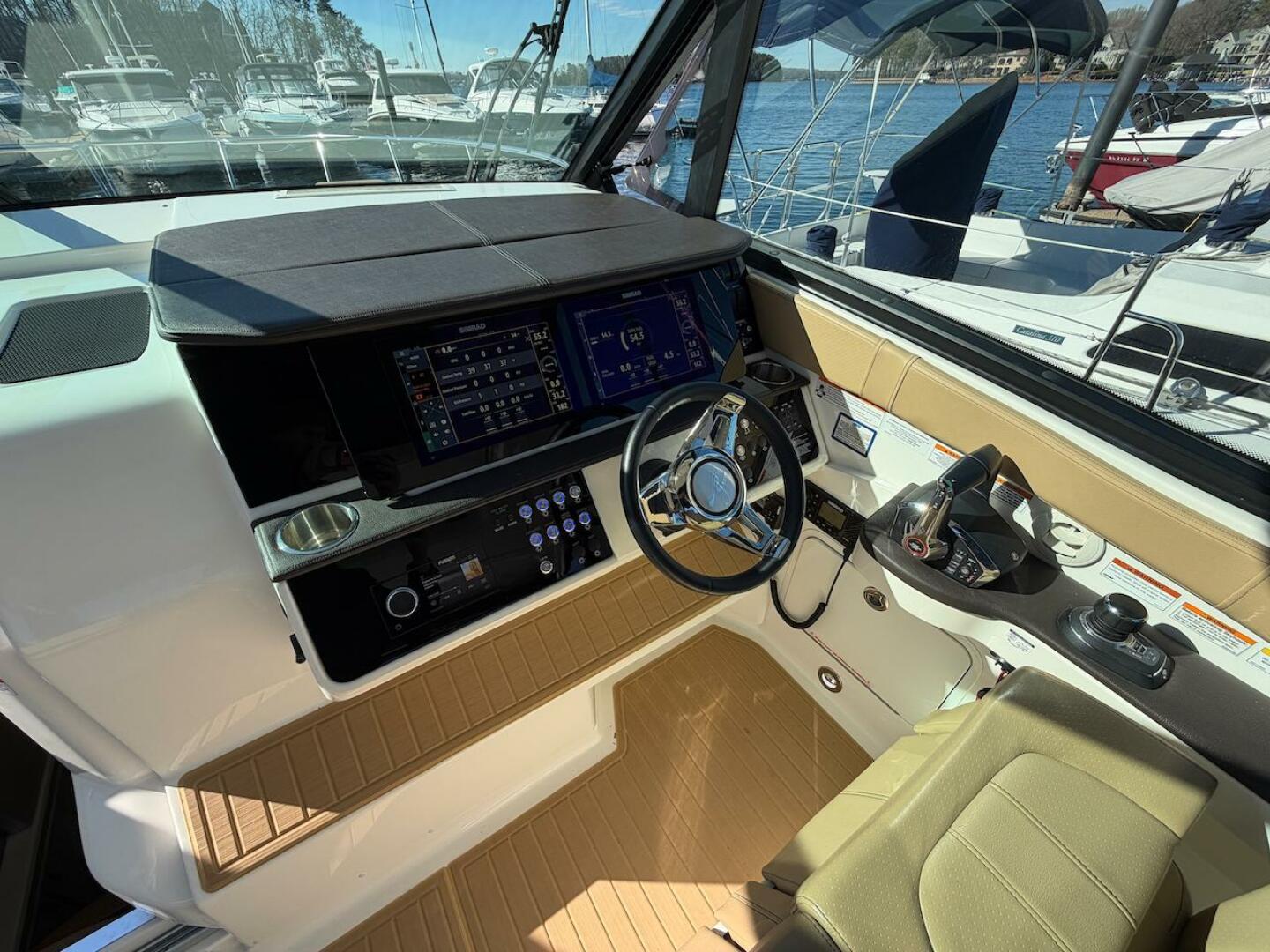 2023 Sea Ray 320 Outboard - Image 28