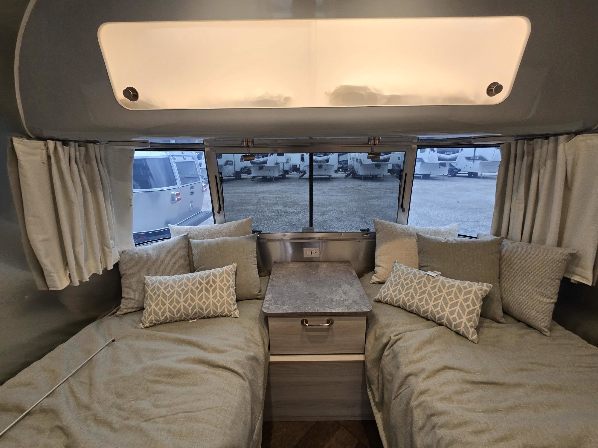 2026 Airstream International 25FB - Image 24