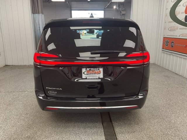 2025 Chrysler Pacifica Limited FWD - Image 6