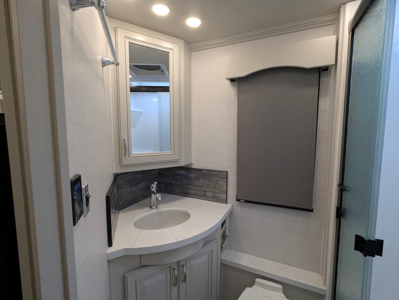 2026 Fleetwood Discovery 38N - Image 24