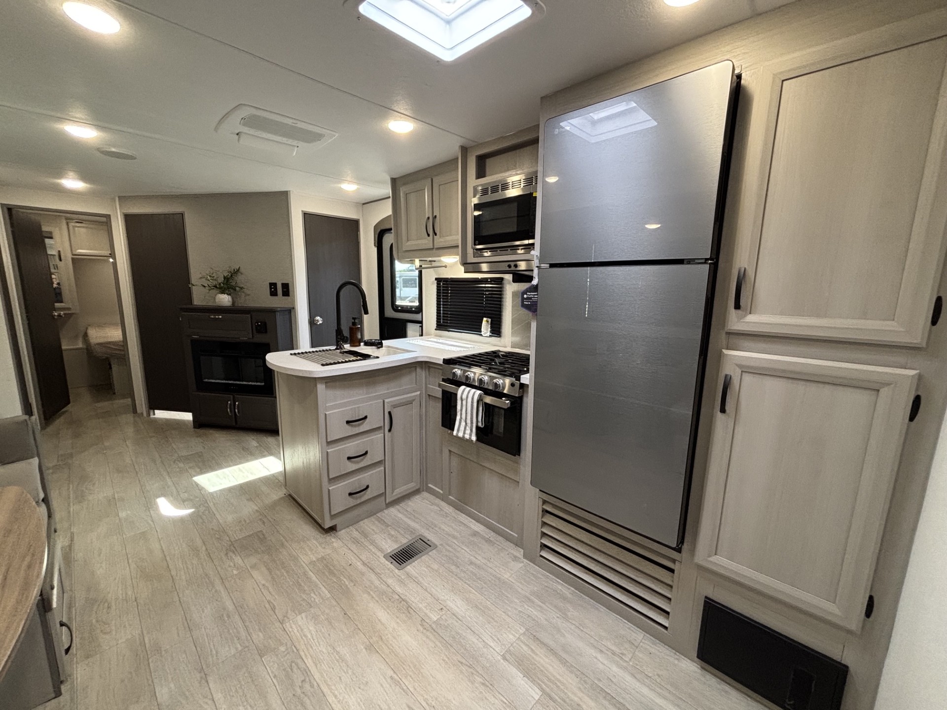 2027 Coachmen Catalina Legacy Edition 293TQBSCK - Image 15