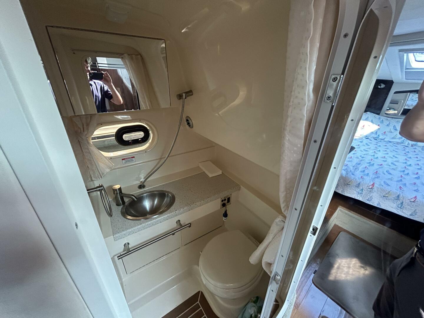 2016 Sea Ray 310 Sundancer - Image 17