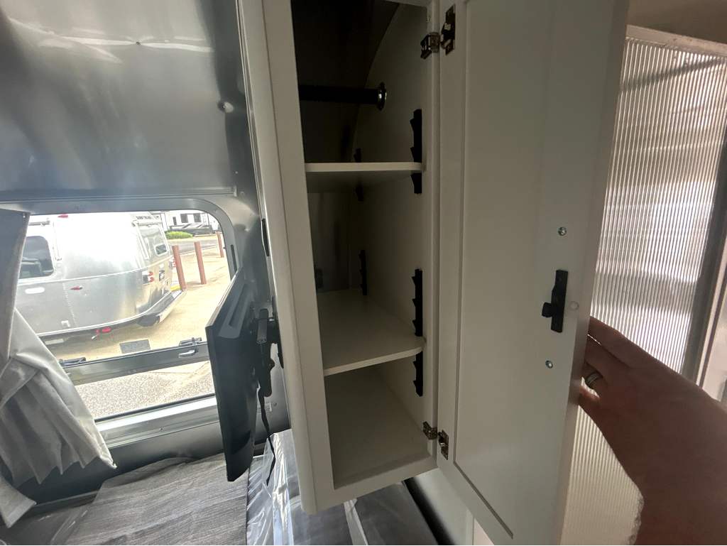 2027 AIRSTREAM CLASSIC 28RBT - Image 17