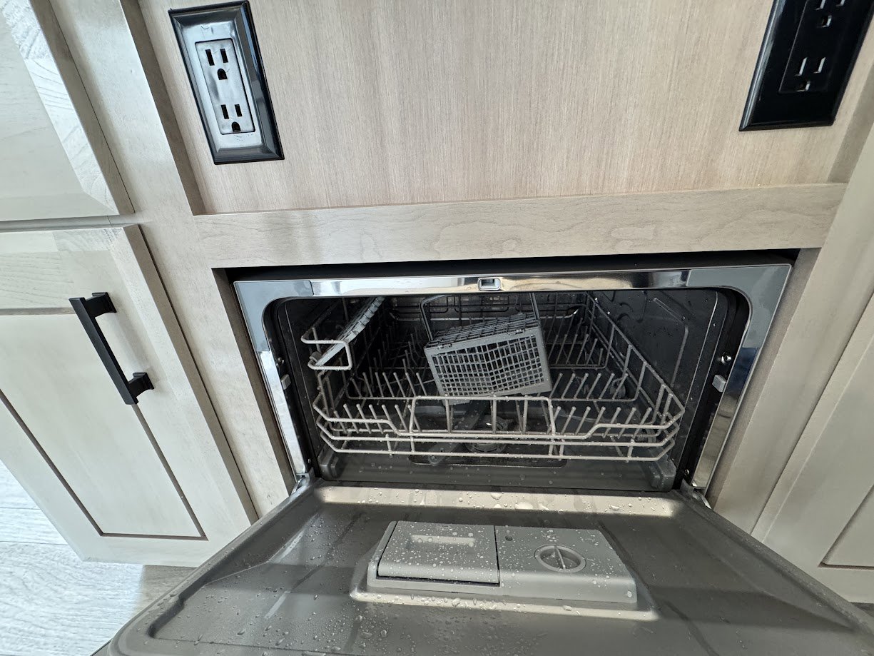 2026 JAYCO PINNACLE 32RLTS - Image 23