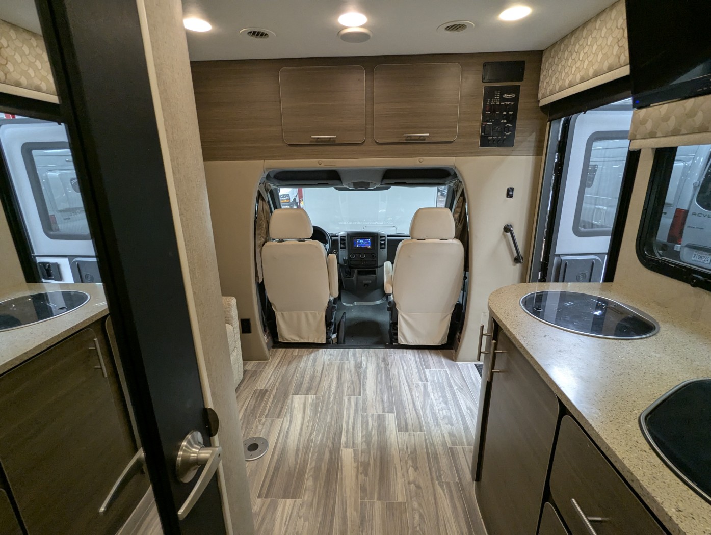 2015 RENEGADE Villagio 25QRS - Image 25