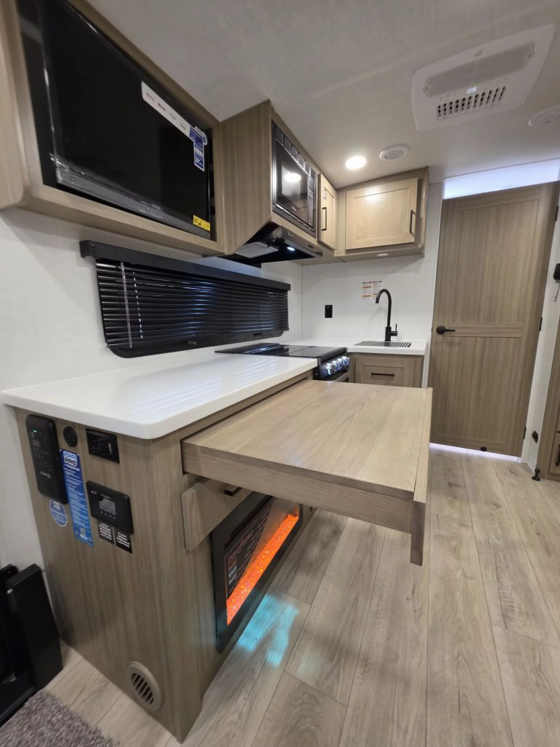 2027 FOREST RIVER ROCKWOOD MINI LITE 2213S - Image 9