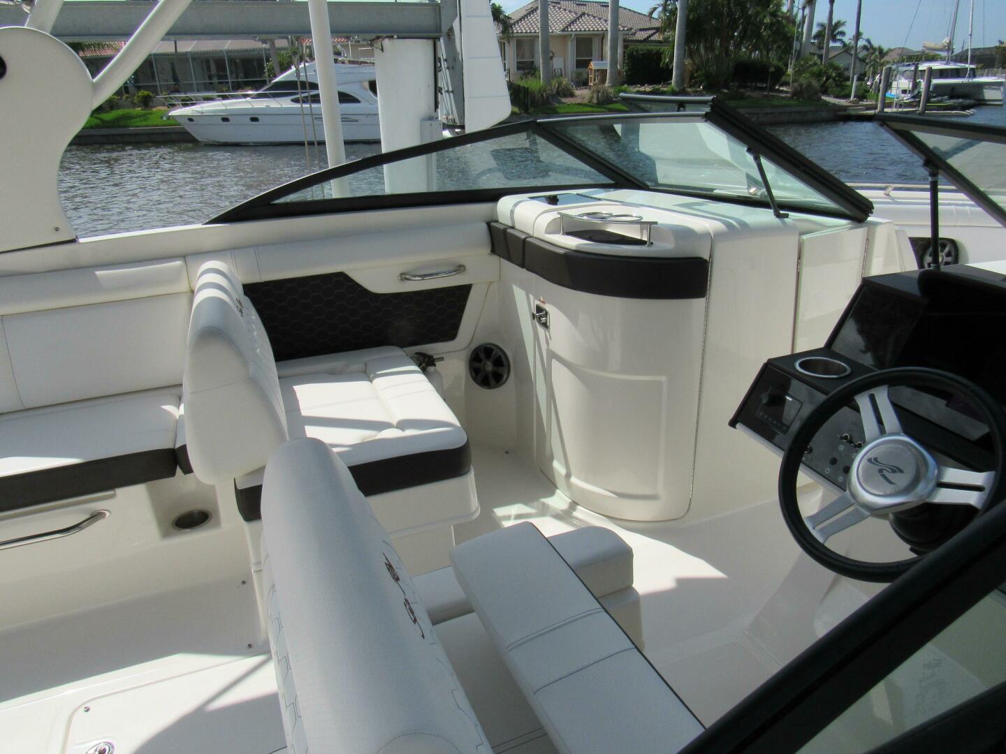 2019 Sea Ray SDX 270 Outboard - Image 11