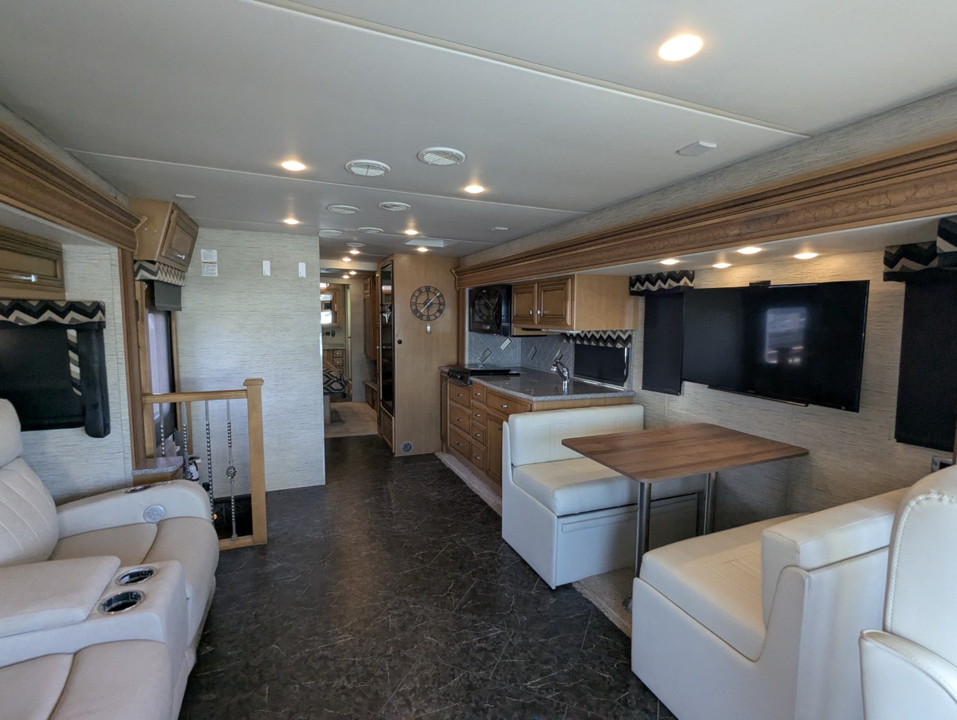 2016 Newmar Bay Star 3403 - Image 14