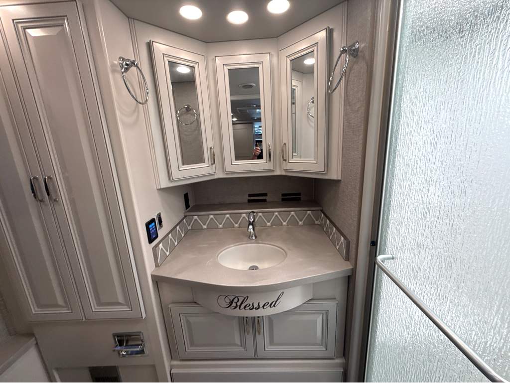 2024 FLEETWOOD DISCOVERY 38N - Image 30