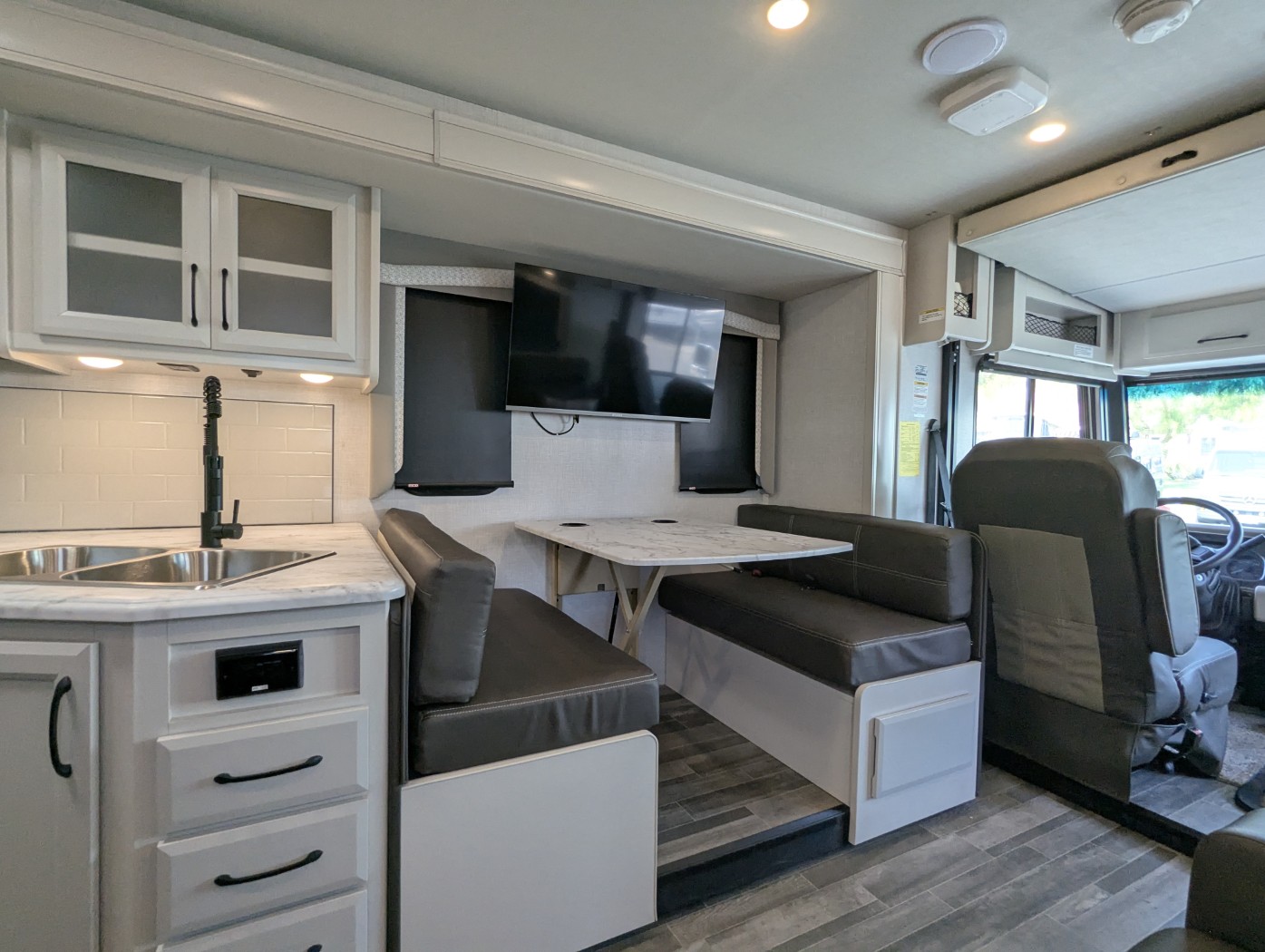 2025 Fleetwood Flair 28A - Image 17