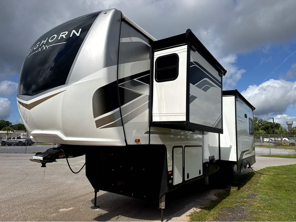 2024 HEARTLAND BIGHORN 3215RL - Image 4