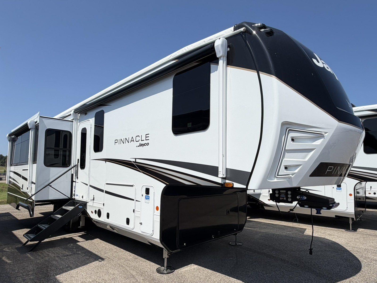 2027 JAYCO PINNACLE 32RLTS - Image 3