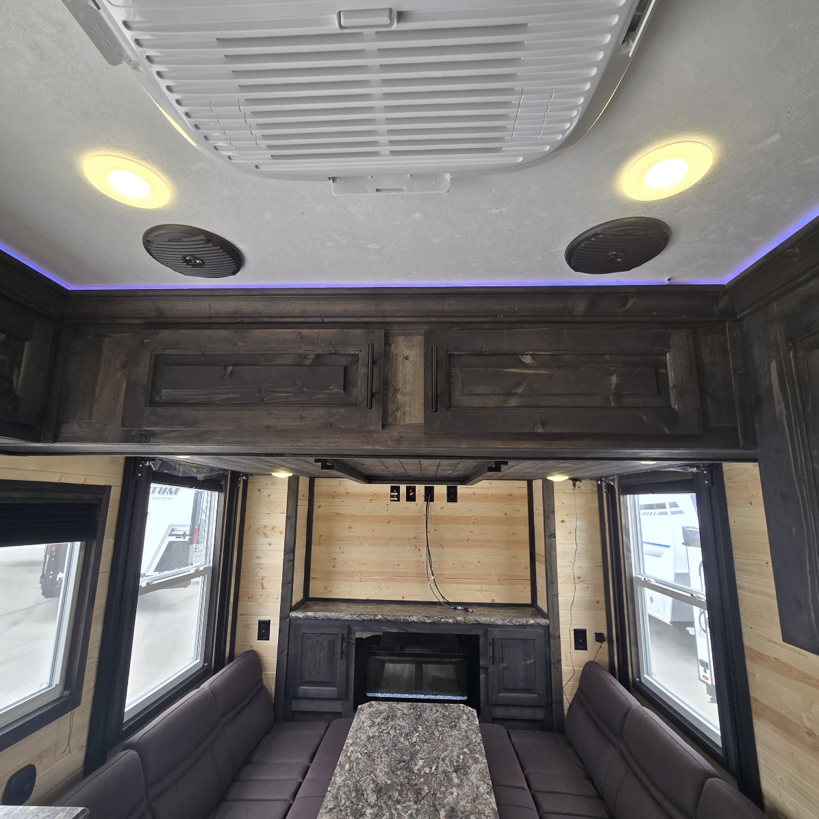 2027 Ice Castle OUTLANDER 8X17V - Image 10