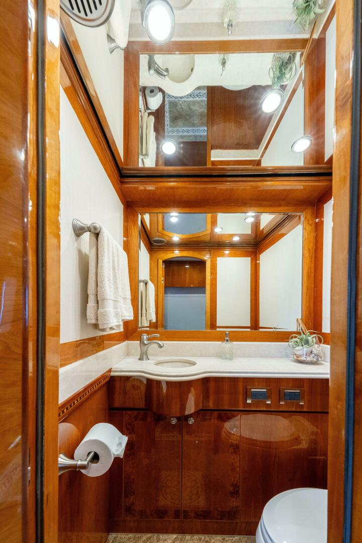 2009 Hargrave Raised Pilothouse - Image 16