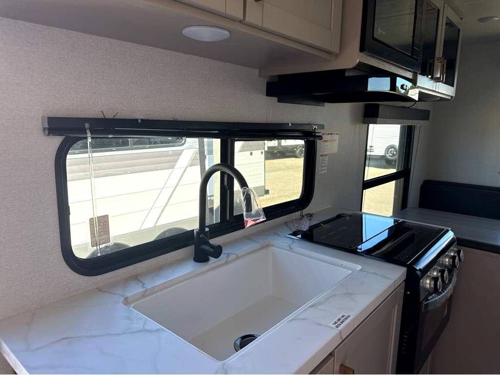 2027 Jayco Jay Flight SLX 210QB - Image 10