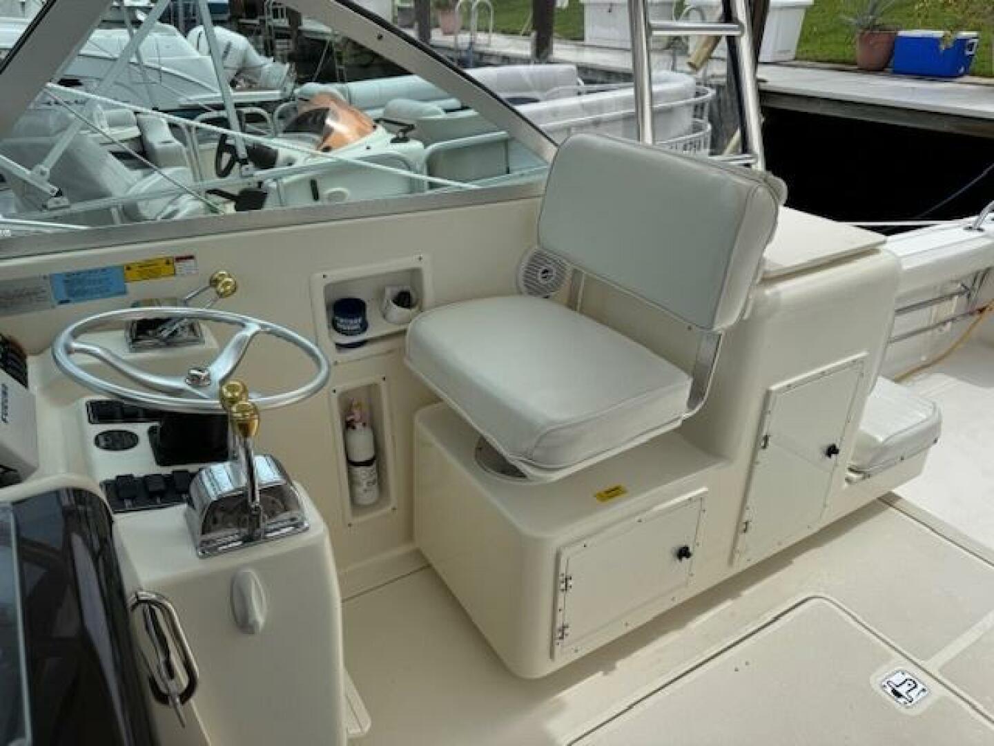 2002 Pursuit 3000 Express - Image 16