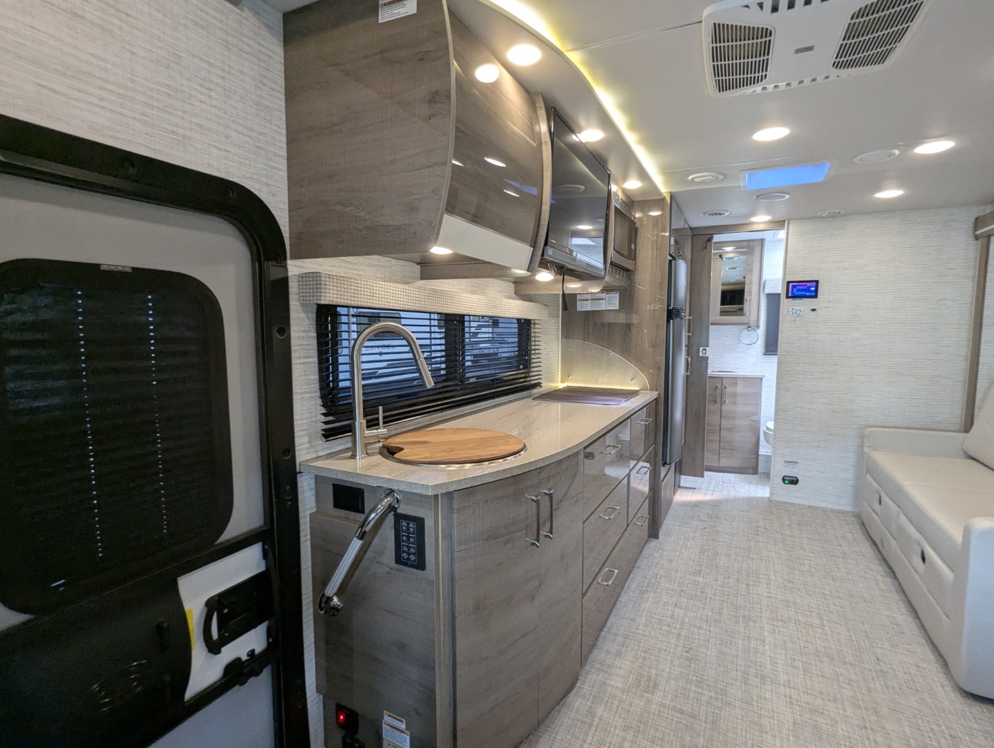2024 Entegra Coach Qwest 24R - Image 18