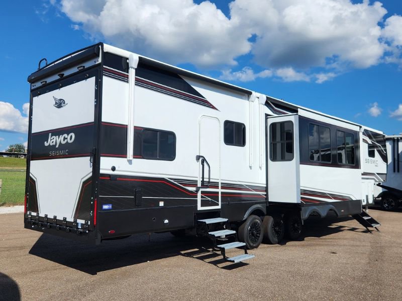 2026 JAYCO SEISMIC 395 - Image 4