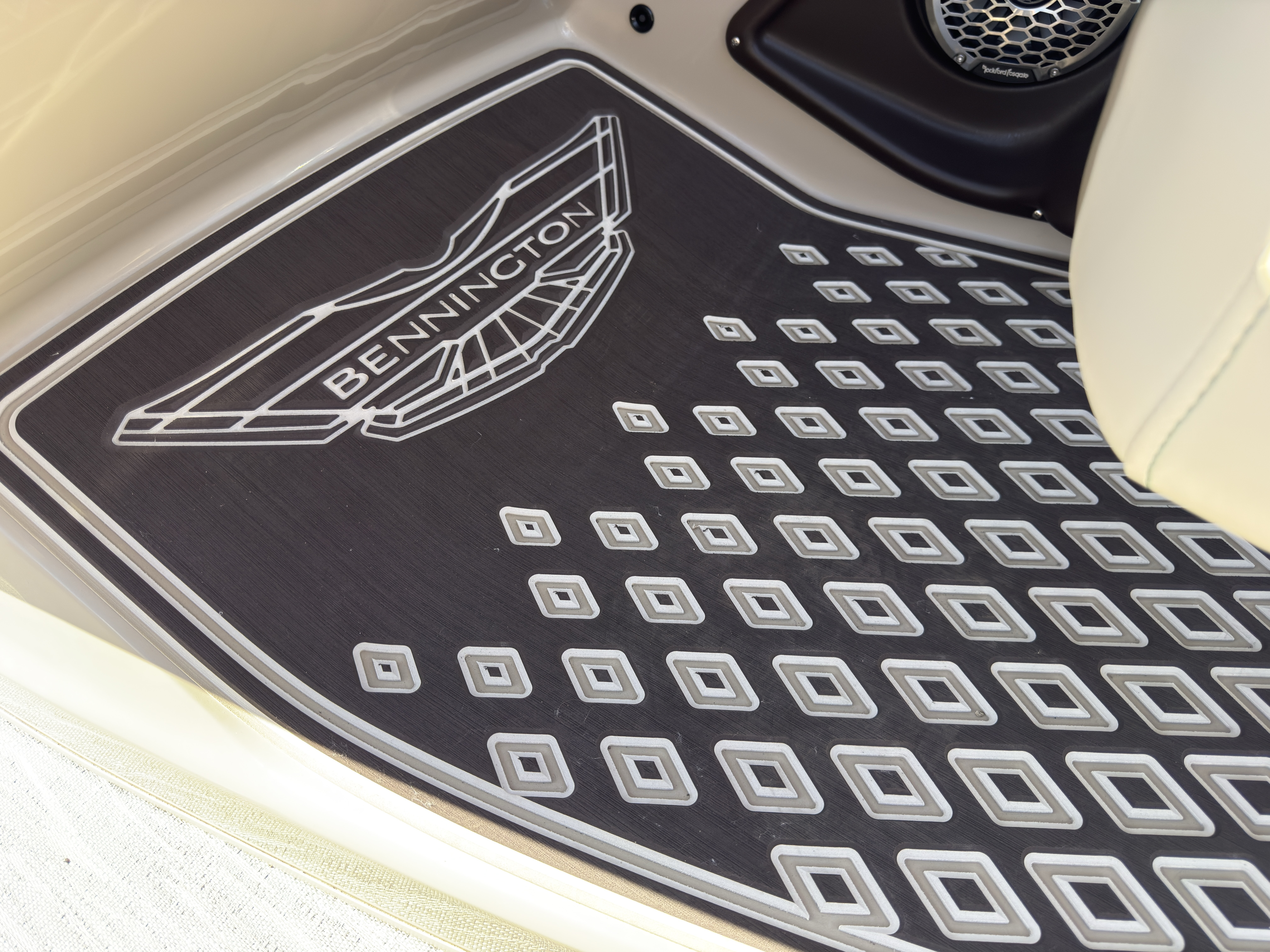 2026 Bennington 25QXSBA 425HP V10 Tritoon Pontoon - Image 61