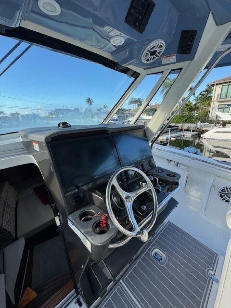 2023 PURSUIT S 428 Sport Base - Image 8