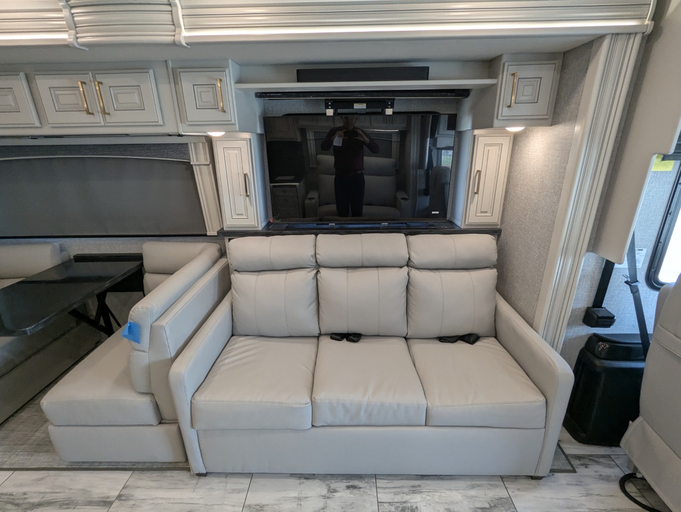 2026 Fleetwood Discovery LXE 40M - Image 21