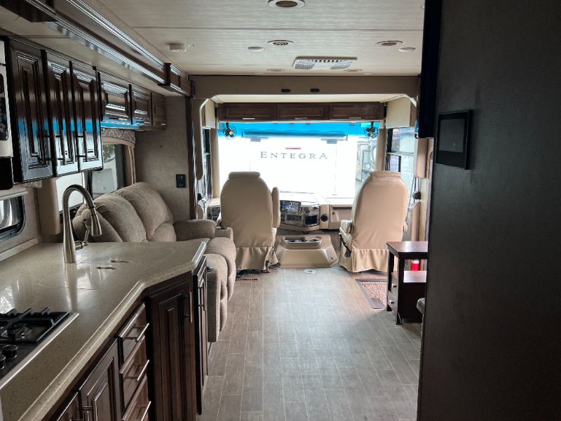 2020 Thor Motor Coach Miramar 32.2 - Image 20