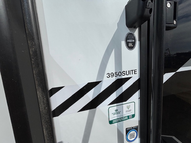 2026 CHEROKEE ARCTIC WOLF 3950 SUITE - Image 6