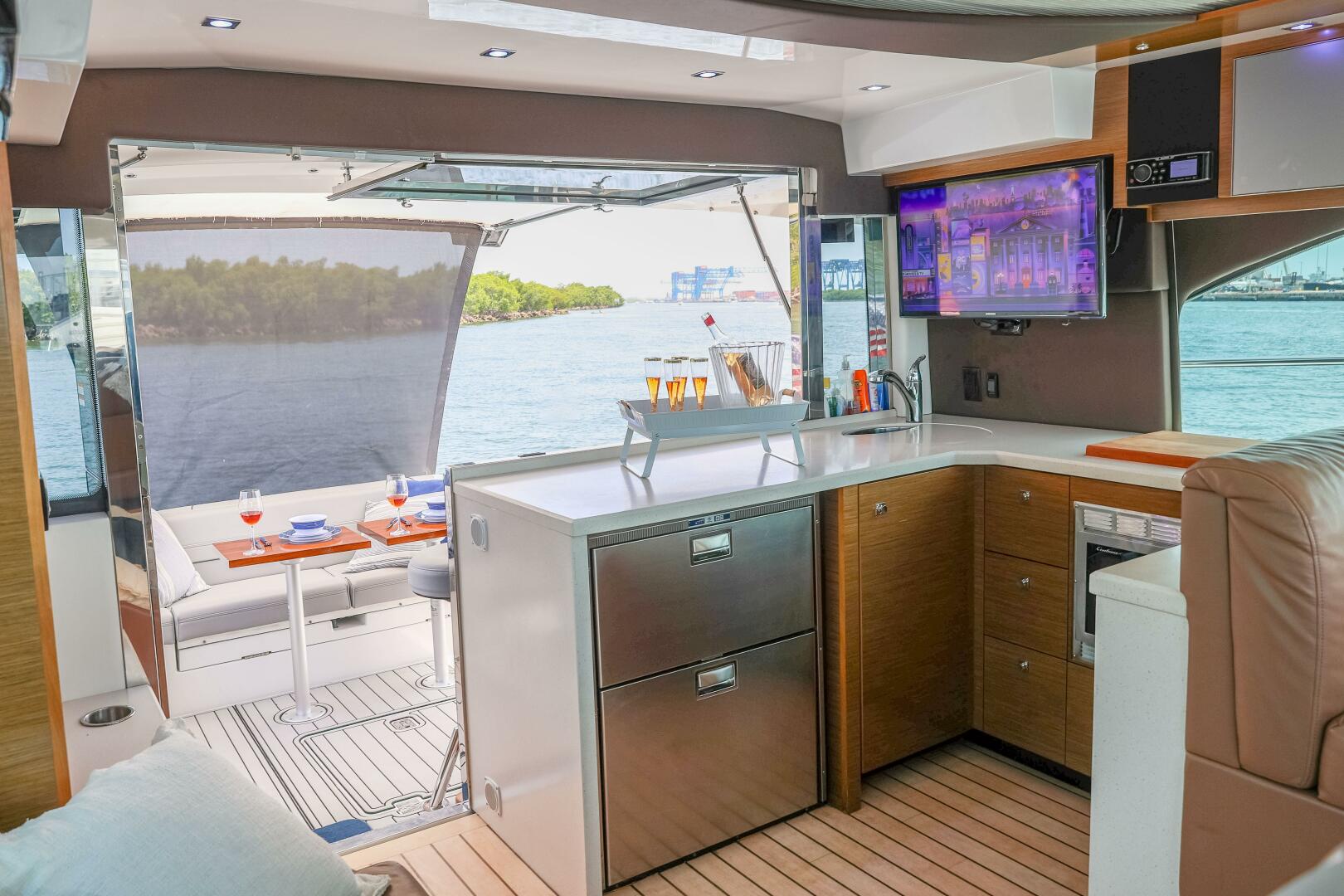 2014 Cruisers Yachts 45 Cantius - Image 32