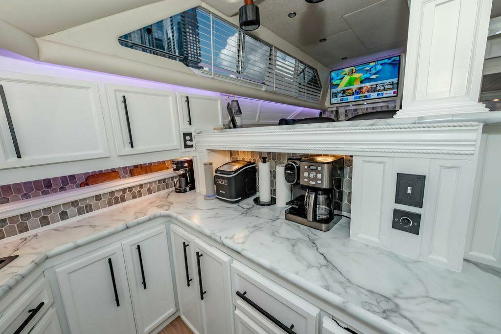1991 Cruisers Yachts 3850 Aft Cabin - Image 21