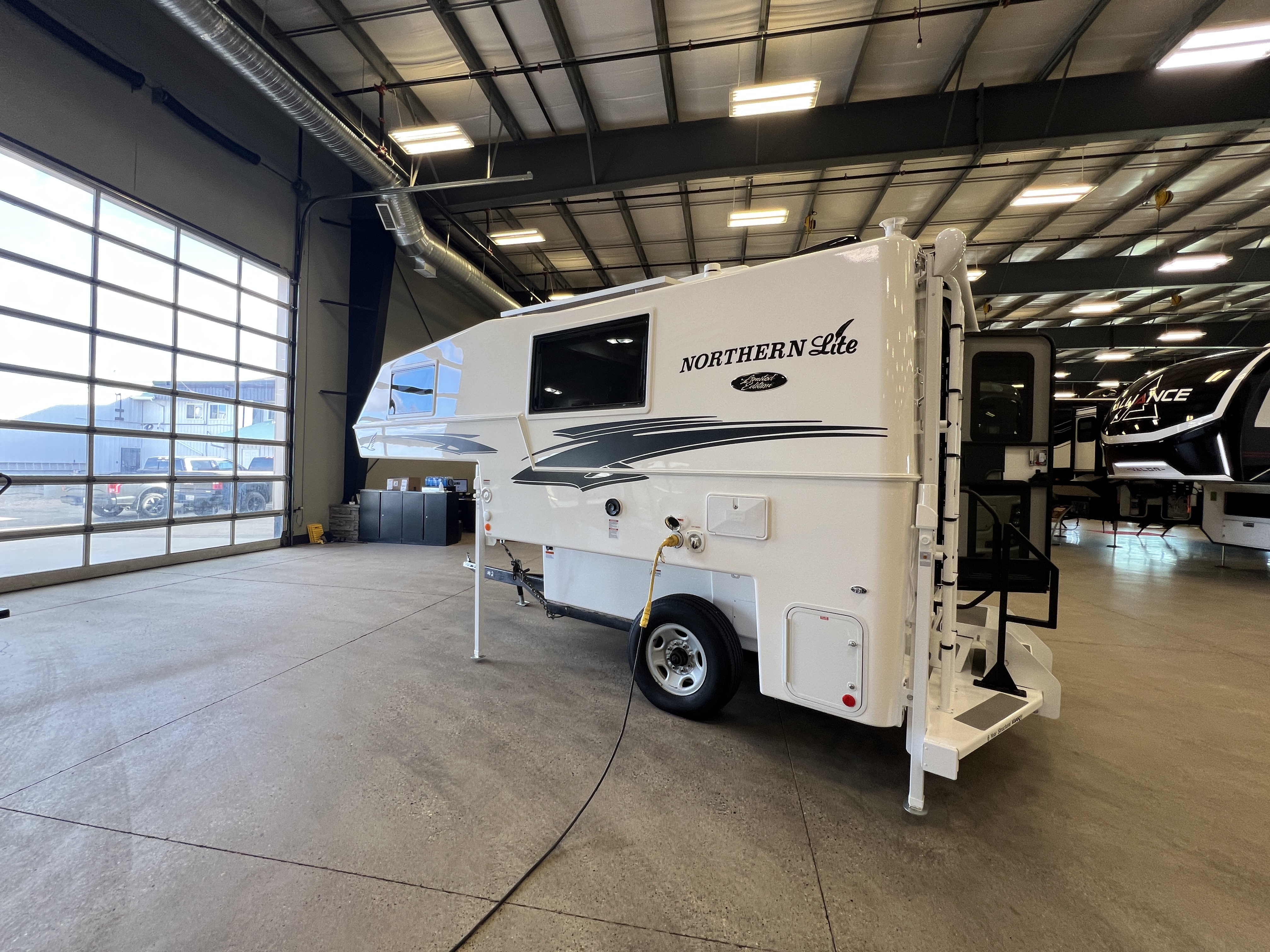 2027 NORTHERN LITE LIMITED EDITION 8-11 EX DRY BATH - Image 6