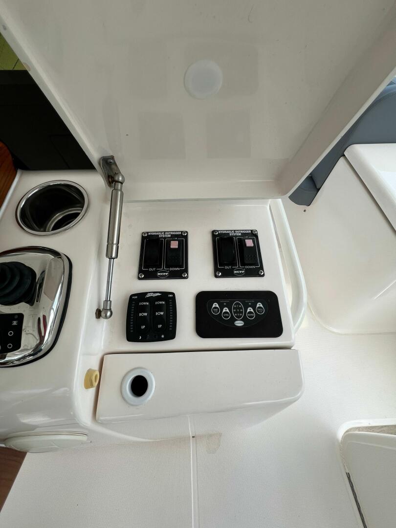 2015 Tiara Yachts 48 Convertible - Image 13