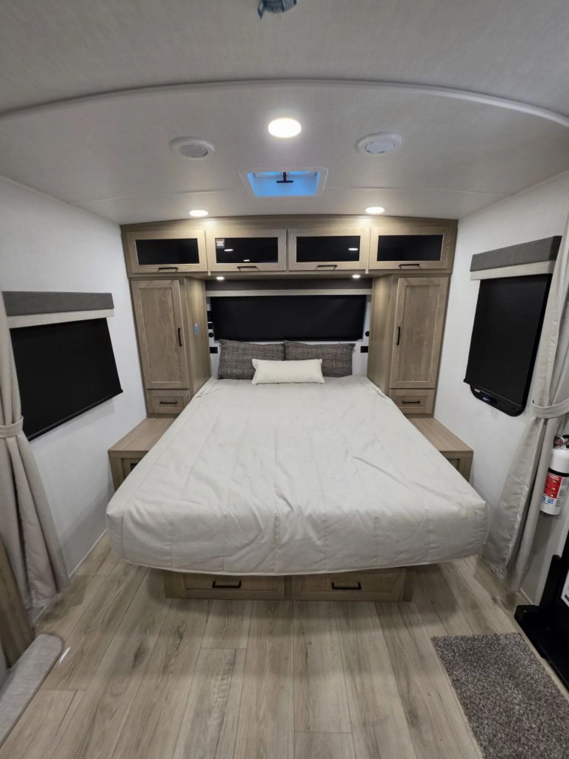 2027 FOREST RIVER ROCKWOOD MINI LITE 2213S - Image 10