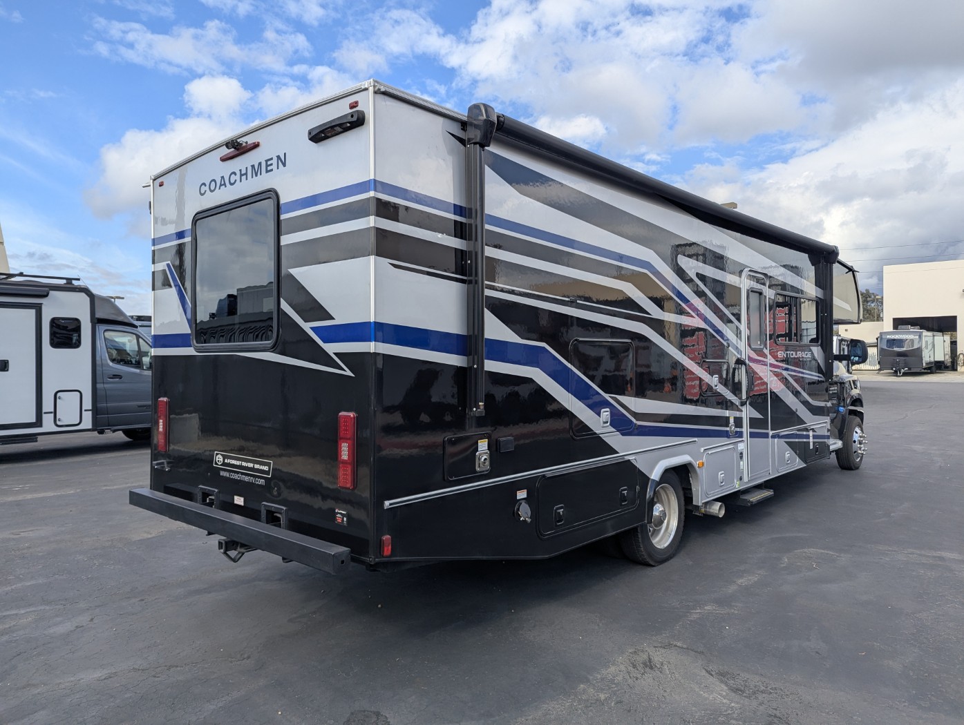 2026 Coachmen Entourage 330DS - Image 5
