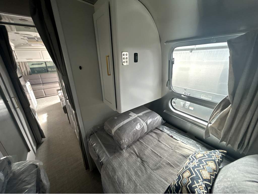 2027 AIRSTREAM CLASSIC 28RBT - Image 15