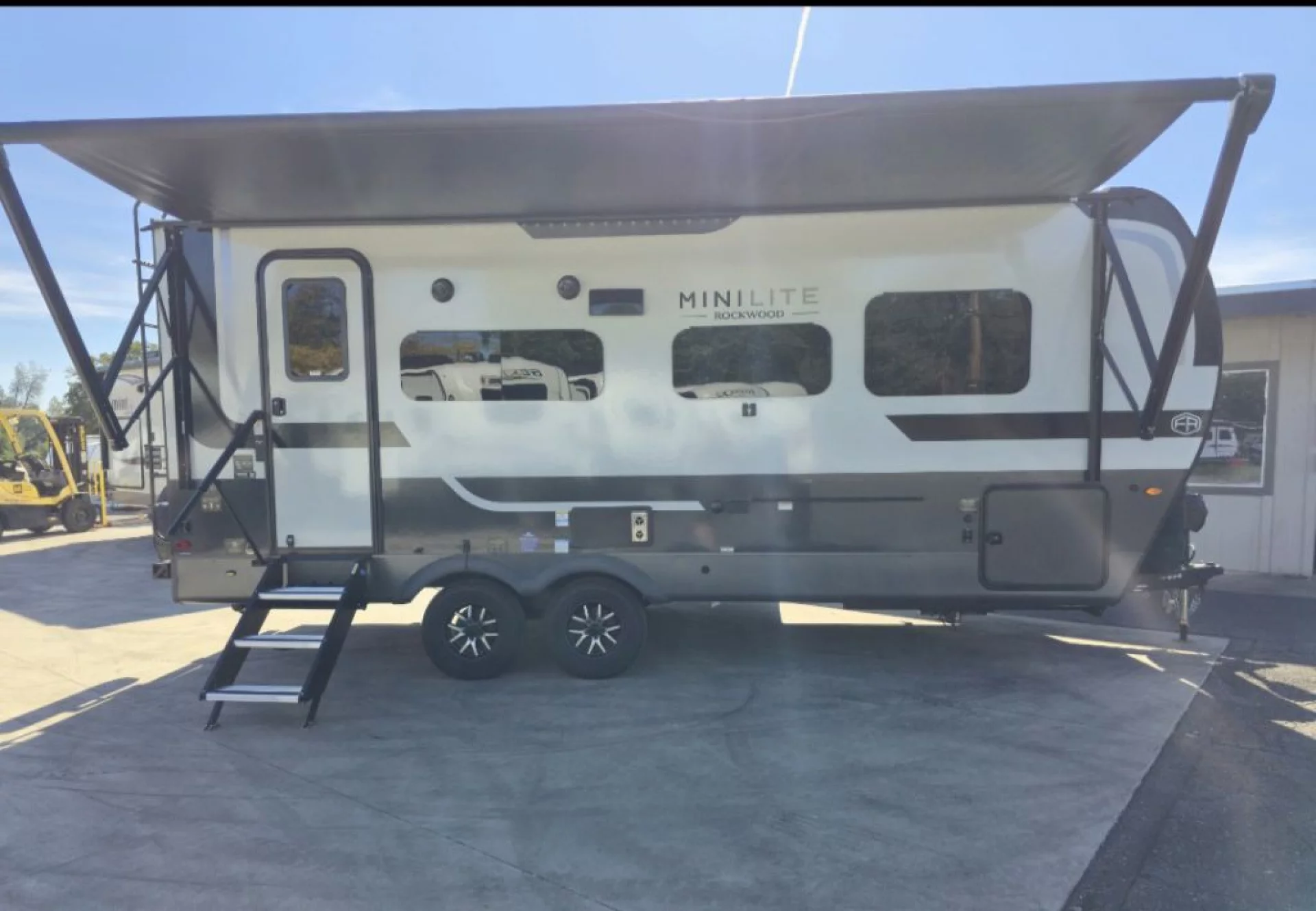 2026 FOREST RIVER ROCKWOOD MINI LITE 2205S - Image 2