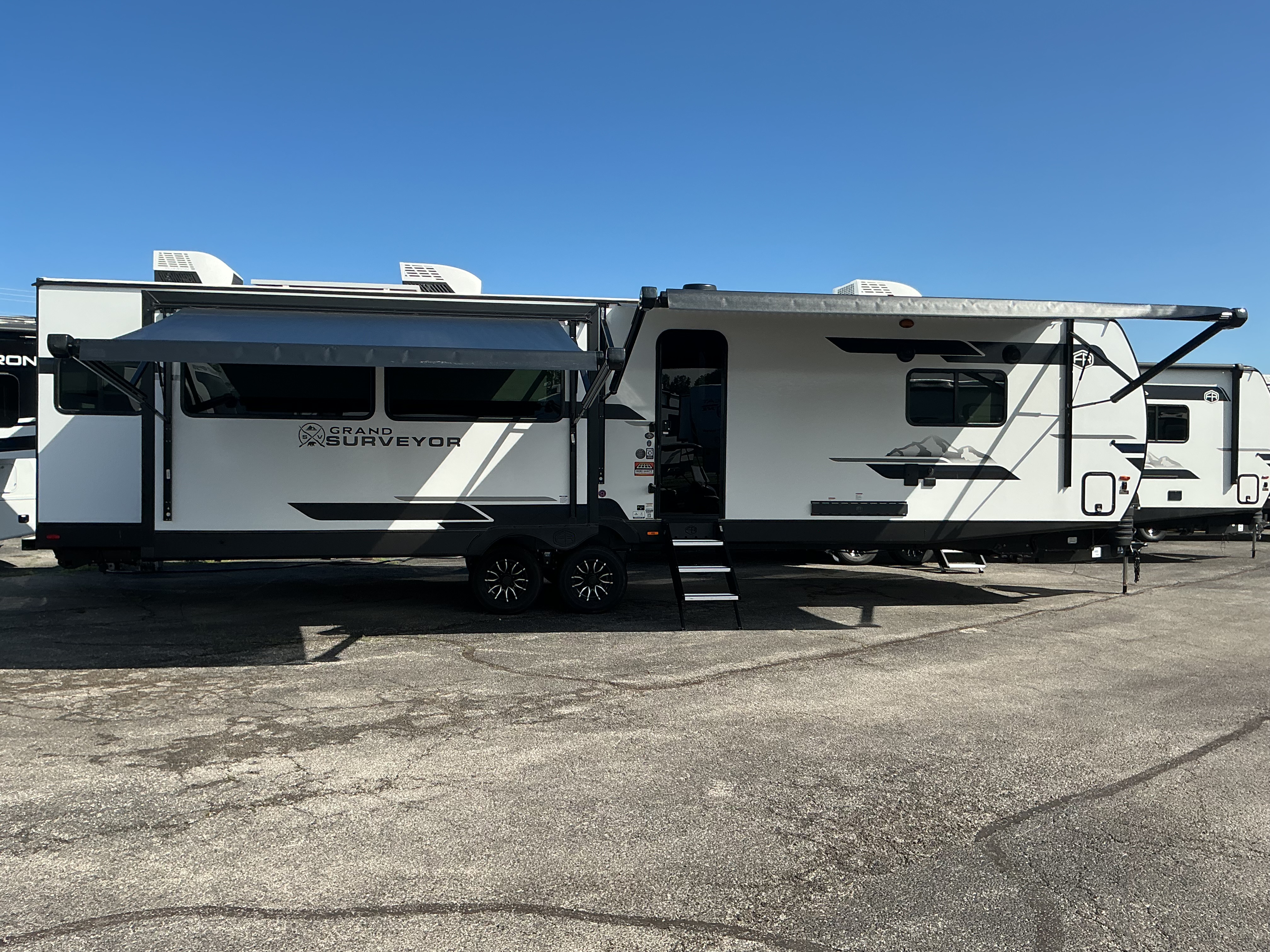 2026 FOREST RIVER 305RLBS - Image 2