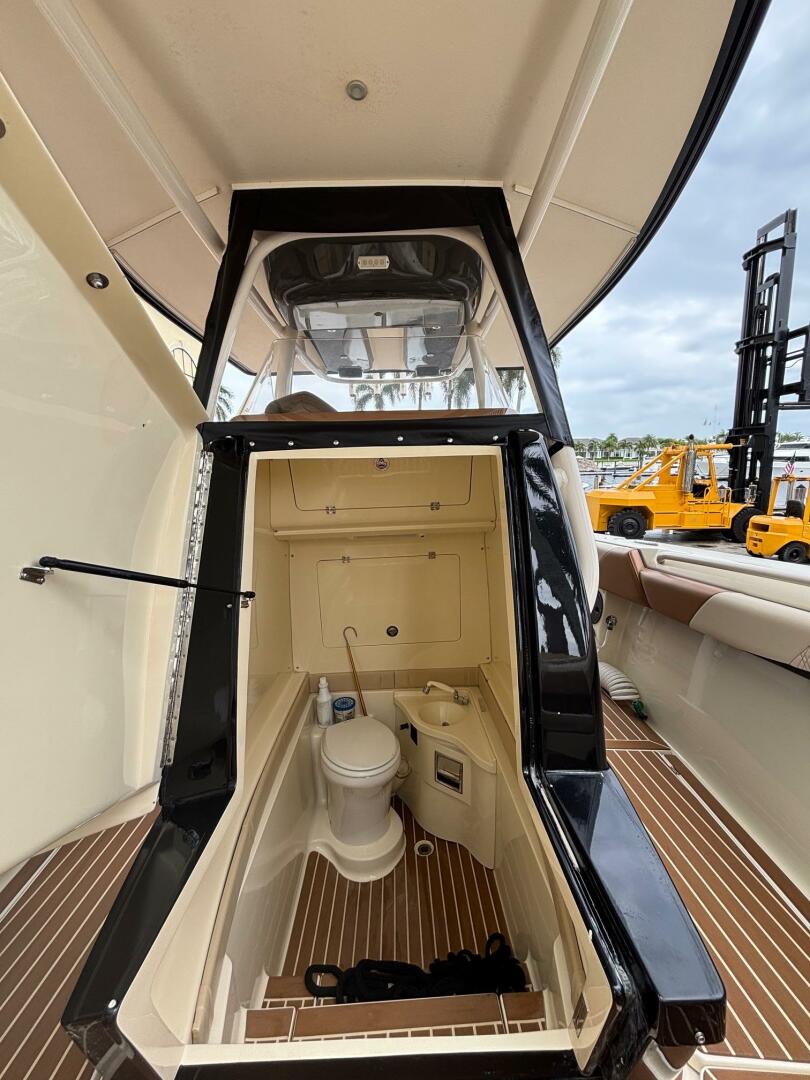 2013 Statement 35 Center Console - Image 15