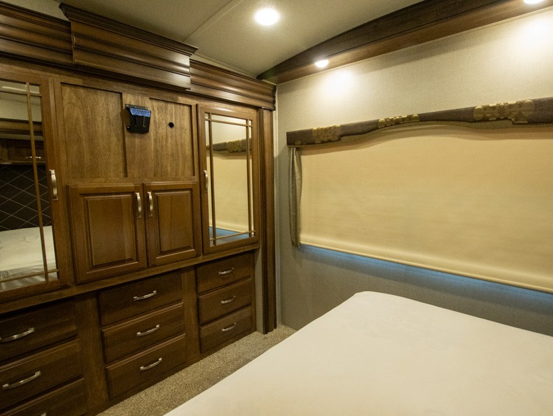 2018 Keystone Montana 3820FK - Image 24