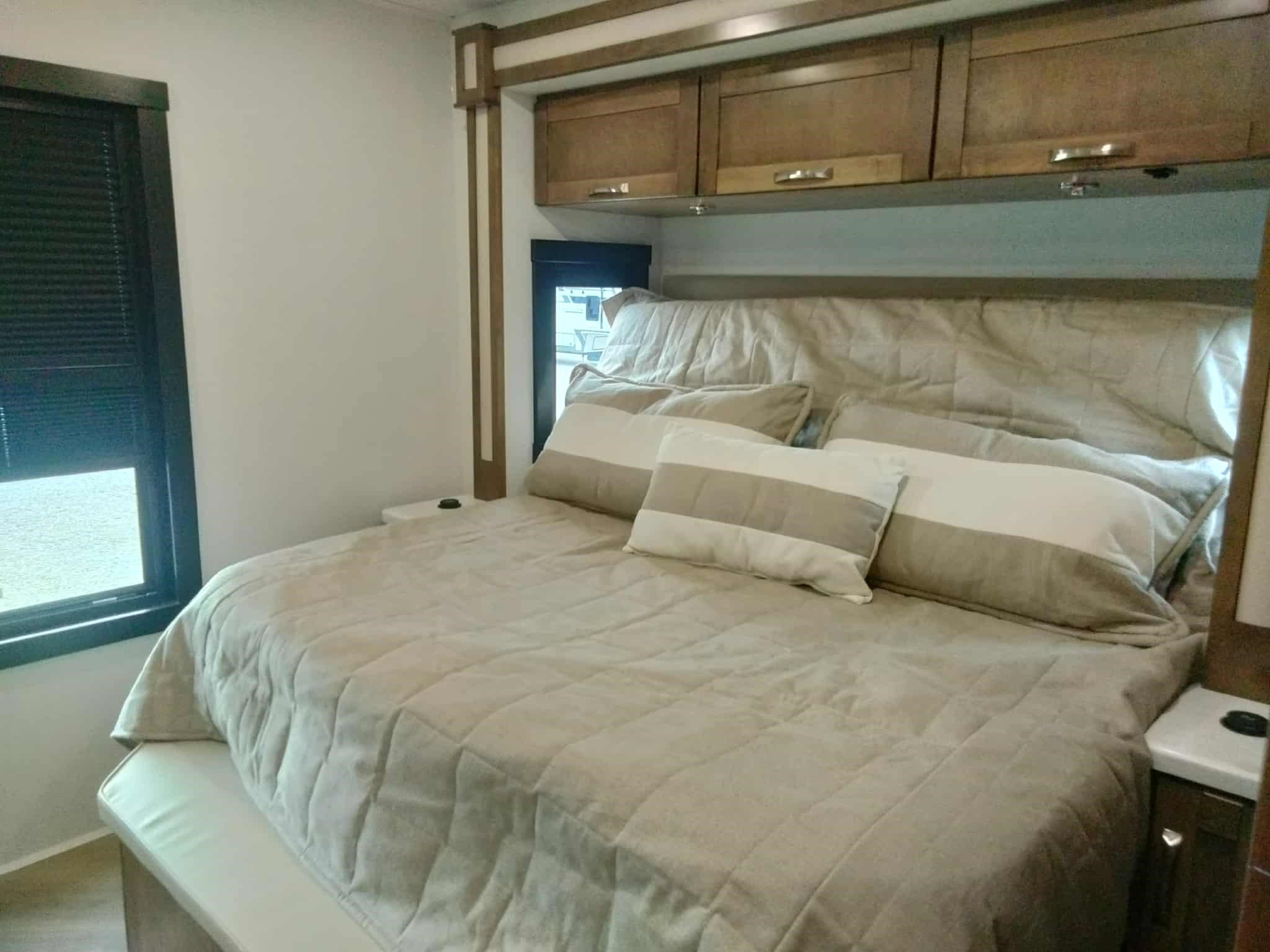 2026 ENTEGRA COACH ACCOLADE 37M - Image 21