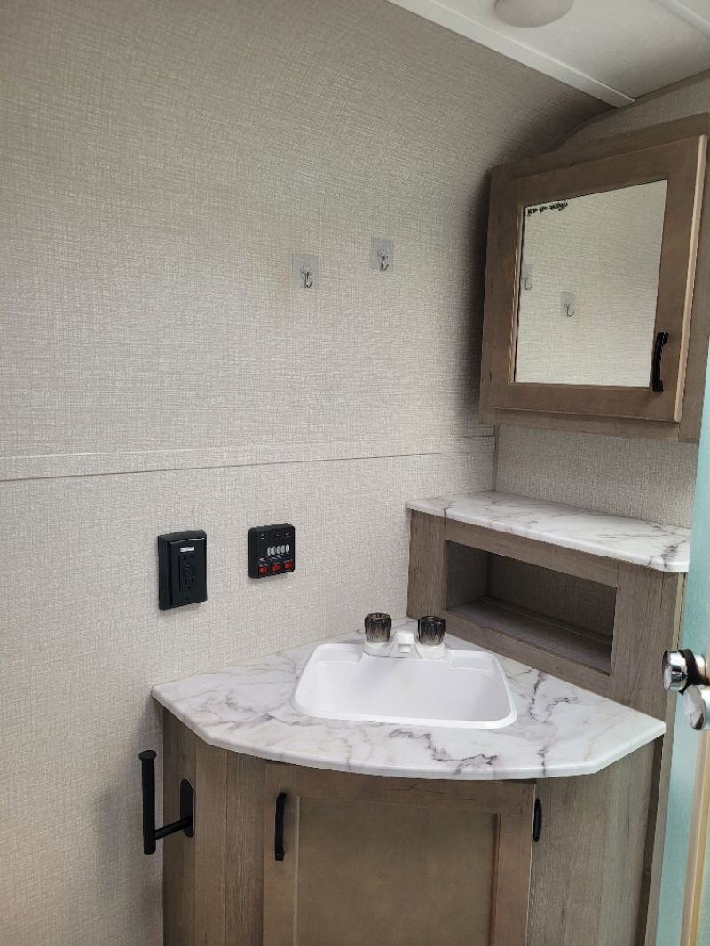 2021 Venture RV Sonic SN220VRB - Image 9