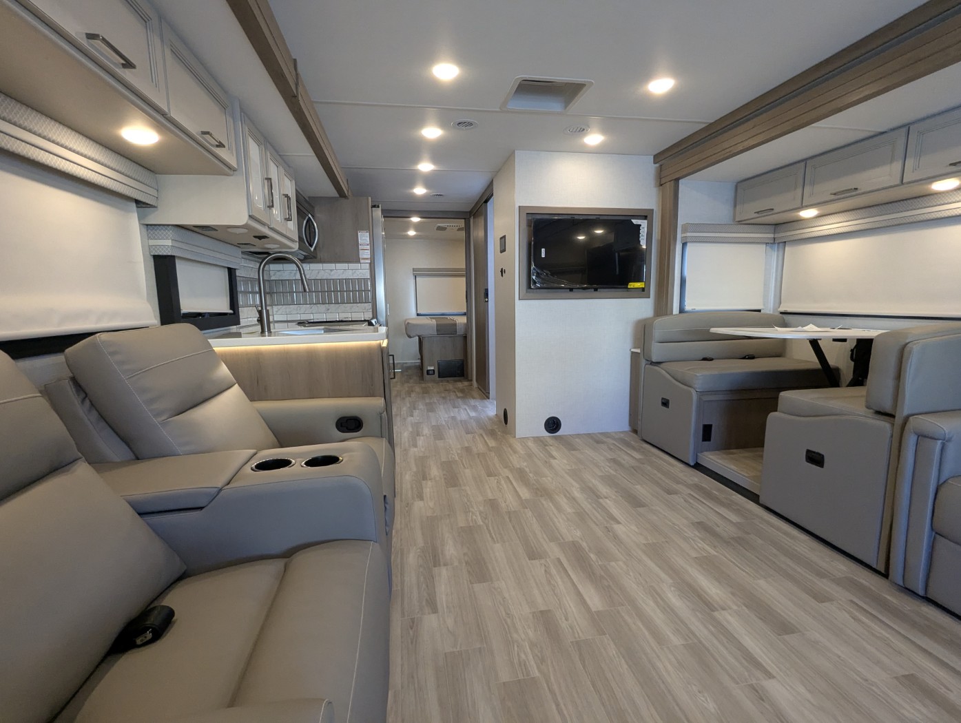 2026 Thor Motor Coach Windsport 35R - Image 11