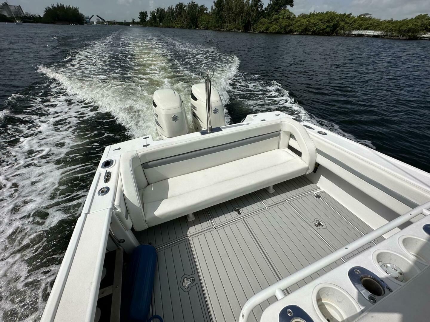 2003 Intrepid 32 - Image 14