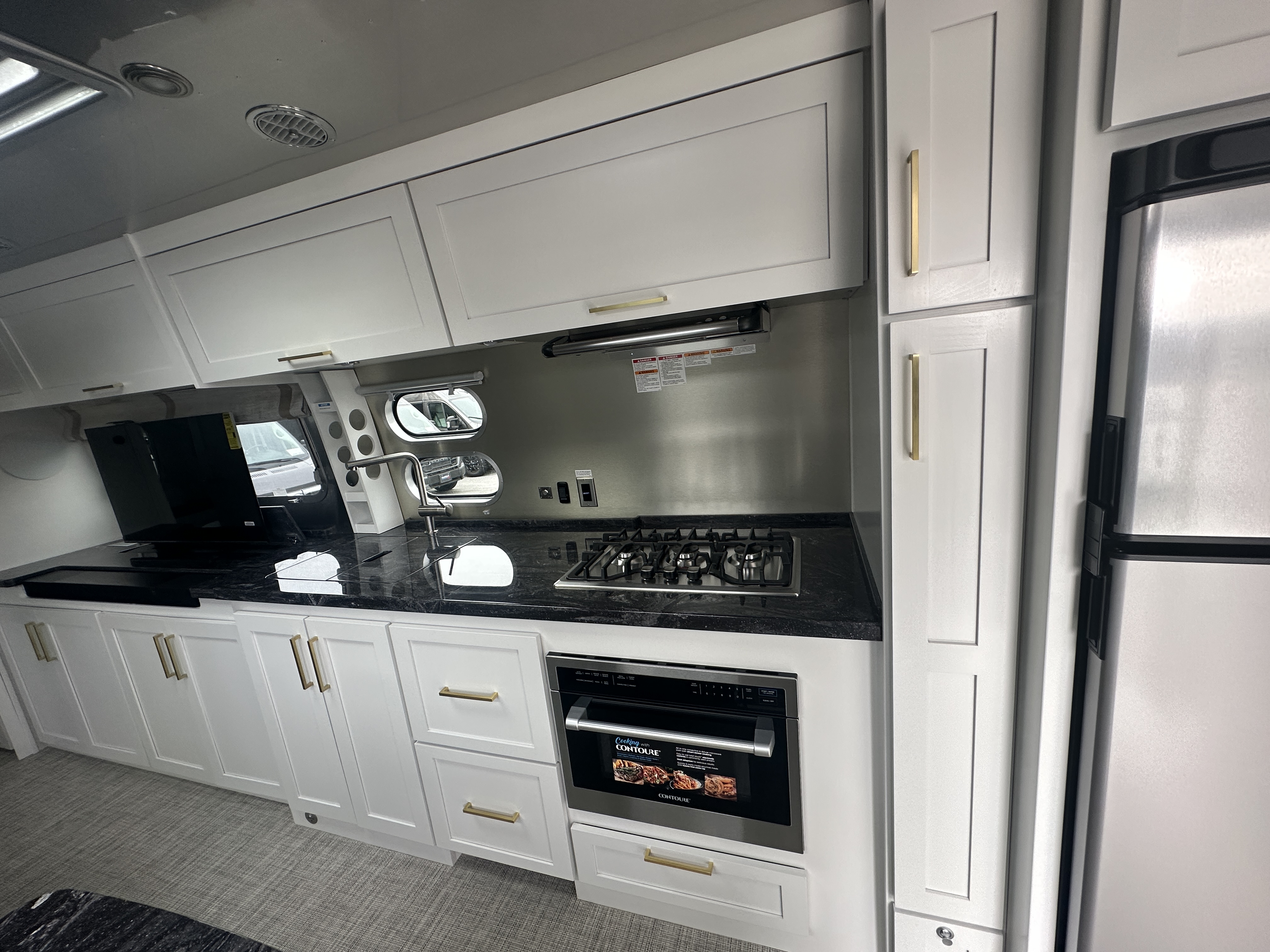 2026 Airstream Classic 33FB - Image 13
