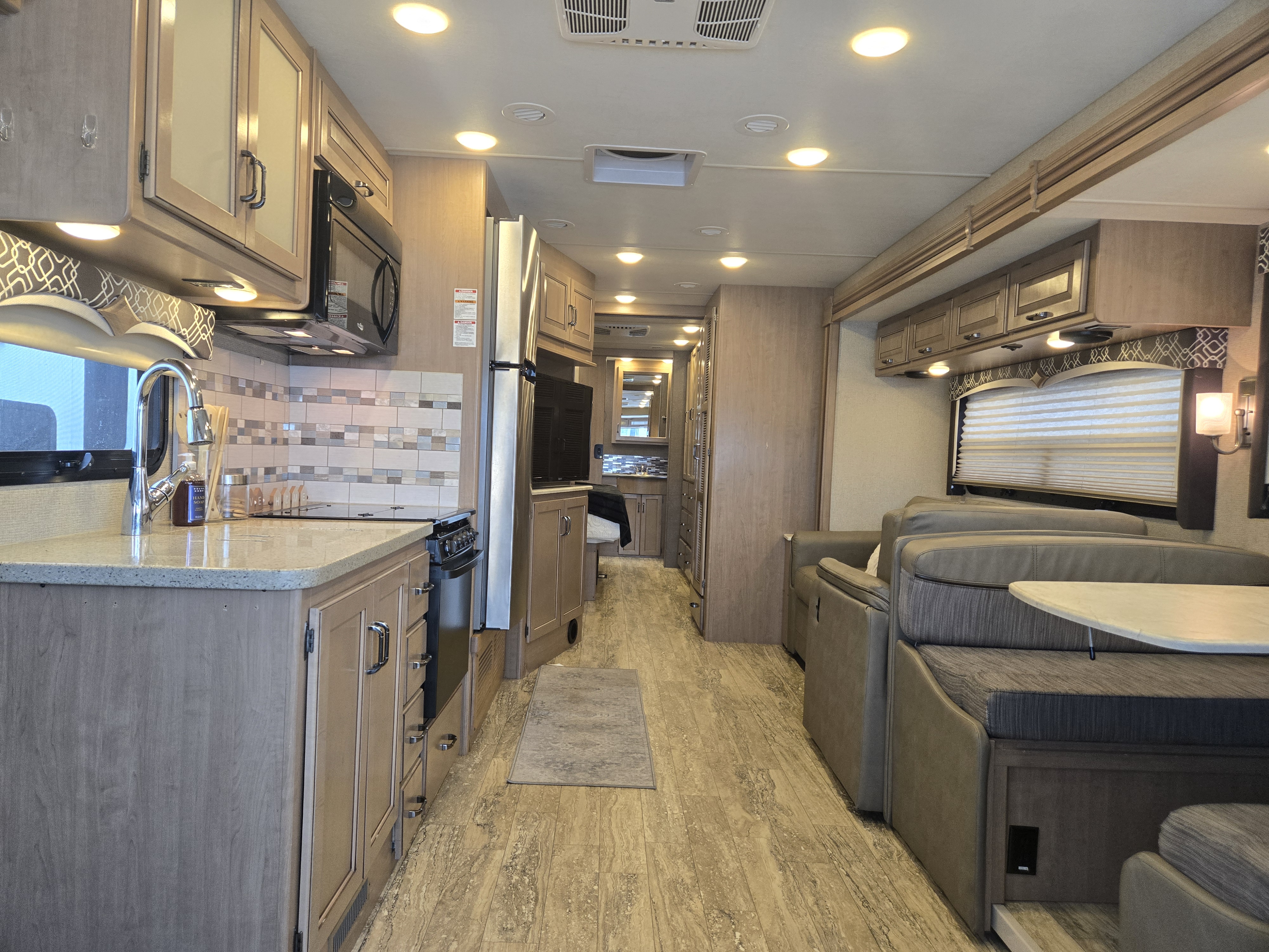 2018 Thor Motor Coach Hurricane 35M - Image 7